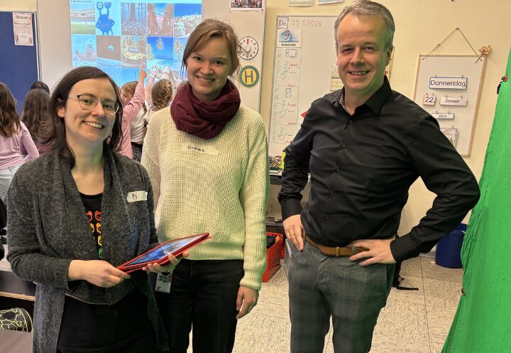 Auf dem Foto: Stefanie Glorian, Hanna Neumann und Michael Borkes-Bußhaus von der Volksbank Rehin-Lippe